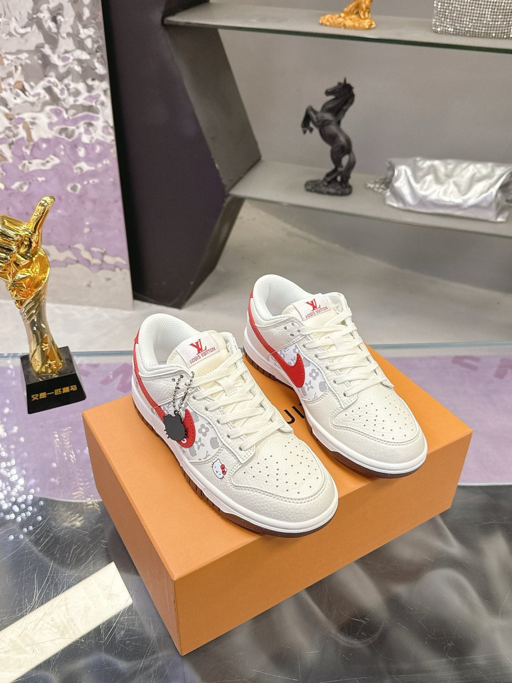 Nike Pattern Low-Top Sneakers